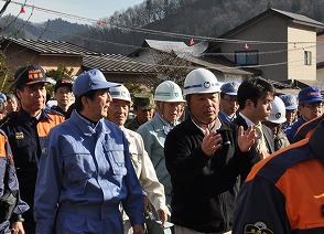 写真：神城地区を視察する総理と知事