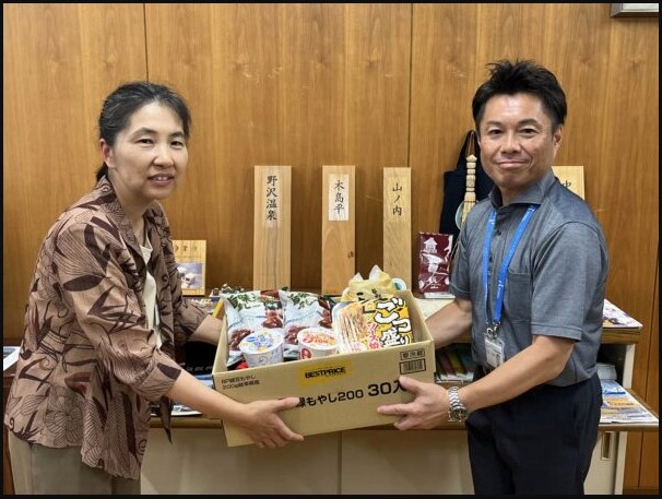 フードドライブでろうきん中野支店様より食料品の寄付を受け取る三森局長