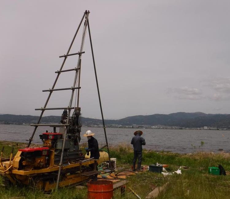 諏訪湖湖岸でのコア掘削の様子