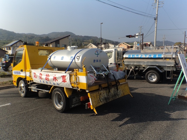 防災訓練の写真（給水車が2台並んでいます）