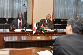 写真：知事と懇談する駐日ケニア共和国大使