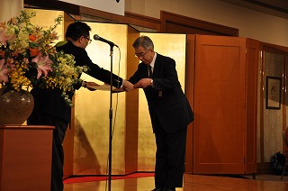 写真：総務大臣表彰を受章する信越トレイルクラブ 小山邦武代表理事