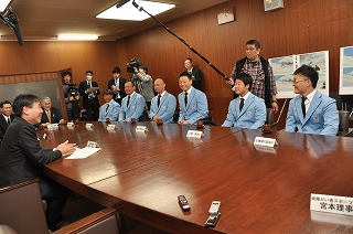 写真：表敬訪問の様子