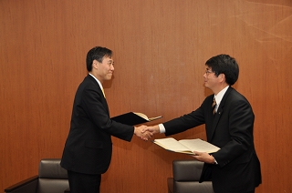 写真：株式会社角藤との調印式の様子