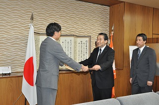 画像：諏訪湖ロータリークラブへ感謝状を贈呈