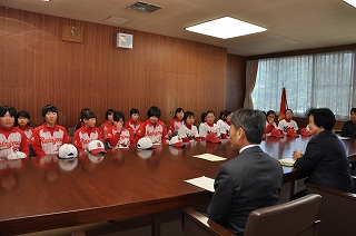 写真：春季全日本小学生女子ソフトボール大会出場チーム表敬