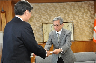 画像：部会長から知事へ報告書を提出