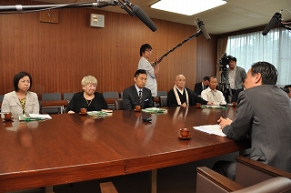 写真：望郷の鐘制作者知事表敬の様子