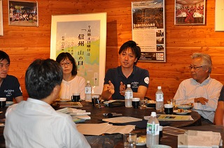 写真：佐久穂町での県政ティーミーティングの様子