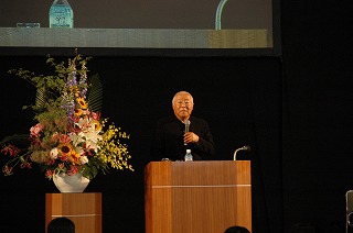 写真：服部幸應氏の講演の様子