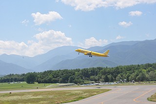 写真：まつもと空港から飛び立つFDA