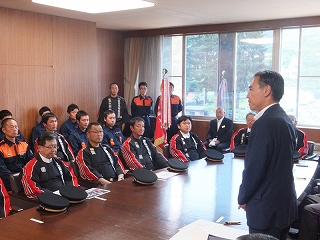 写真：ポンプ操法優勝団の知事表敬の様子