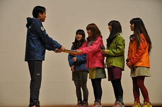 写真：オトメ☆コーポレーションへの「信州山ガール認定書」交付の様子