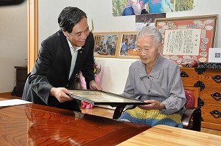 写真：高齢者祝賀訪問お祝い状