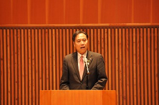 写真：あいさつする阿部知事