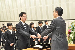 写真：新規採用職員へ辞令を手渡す阿部知事