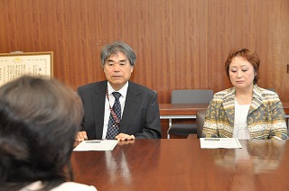 写真：中島副知事と懇談する受賞企業のお二人