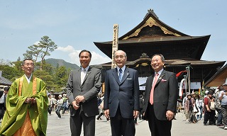 写真：善光寺の視察の様子