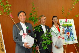 画像：長野県の森林づくりのために長野トヨペット株式会社から苗木を寄贈