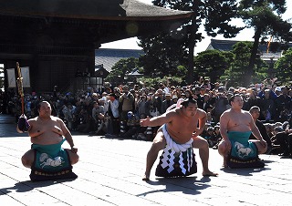 写真：横綱鶴竜善光寺土俵入り