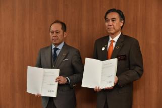 画像：事務引継書を持った知事、松本市長