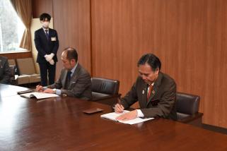 画像：署名する知事と松本市長