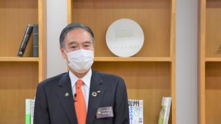 知事がセレモニーであいさつする写真