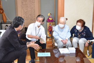 100歳の丸山さんのお宅で歓談