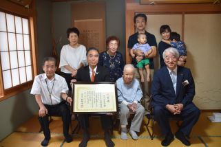 100歳のお祝い状を贈呈