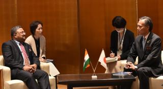 インド駐日大使と知事が話している様子