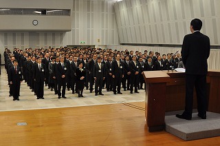 写真：年度初めの式の様子