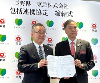 協定書を持つ堀江社長と阿部知事