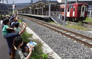 写真：観光列車に手を振る様子