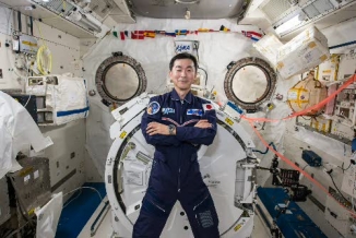 写真：「きぼう」のエアロック前の油井宇宙飛行士