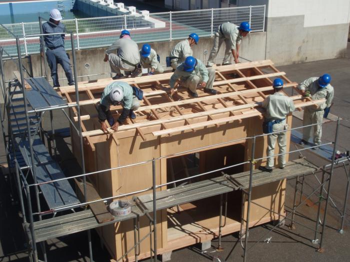 消防学校にて小屋を建築中