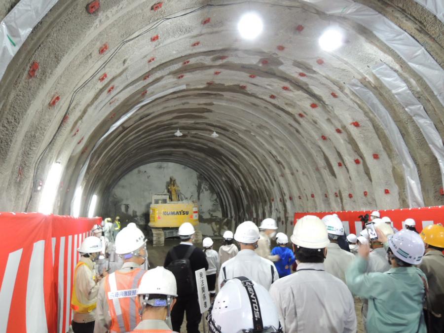 貫通地点の掘削準備中