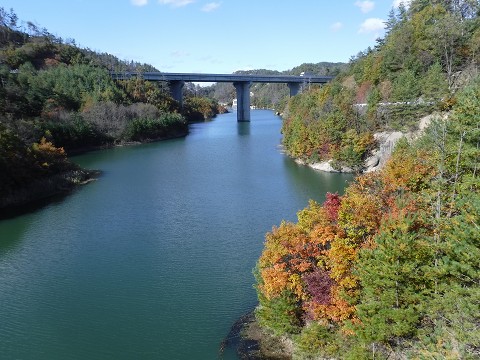 秋の小仁熊ダム湖の紅葉