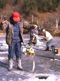 写真：立岩湖での穴釣り